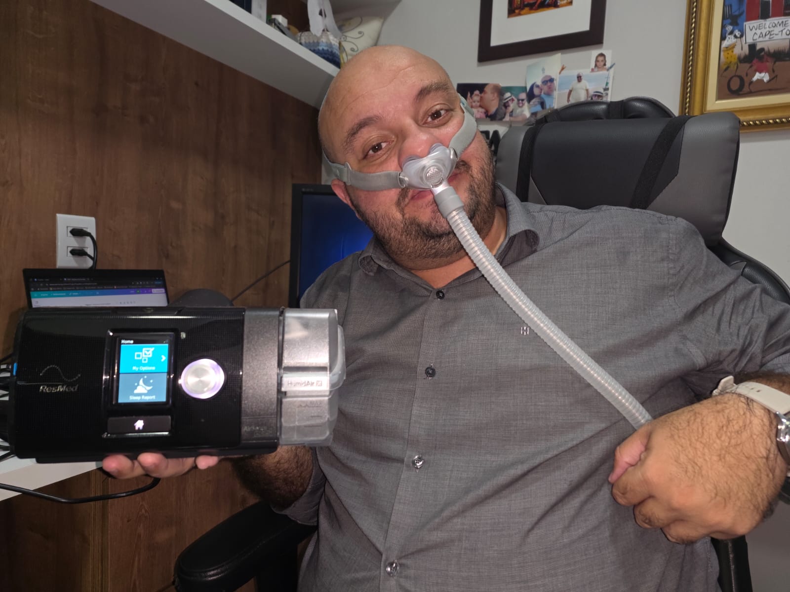 Vinícius segurando seu CPAP e usando máscara nasal